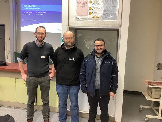 从左到右：Peter Kusen（变革领导者）、Markus Albertsen（化学老师）、Hassan Osseili（技术经理）